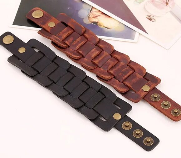 На запястье браслет